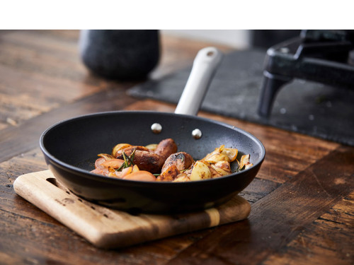 Akáciová podložka pod horké 18x18 cm