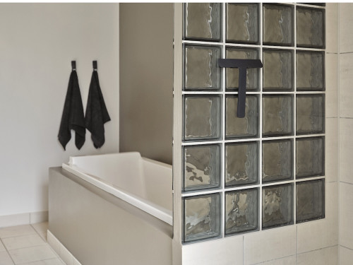 Koupelnová stěrka se stojánkem Ume Black