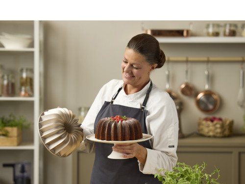 Forma na bábovku Swirl 24 x 10 cm Rose gold