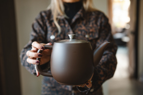 Dvoustěnná konvička na čaj Vera  0,9L Dark Brown